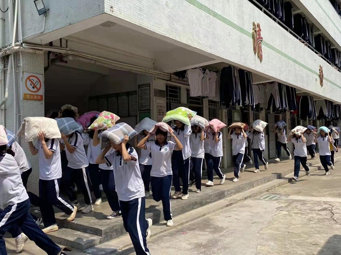 惠東縣飛鵝中學(xué)開展內(nèi)宿生防地震應(yīng)急逃生演練簡報1.jpg