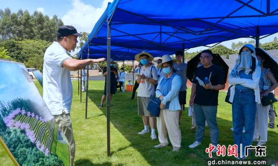 圖為鵬利隆生態(tài)園負(fù)責(zé)人向媒體介紹園區(qū)的建設(shè)情況。 作者 顏新陽(yáng)攝