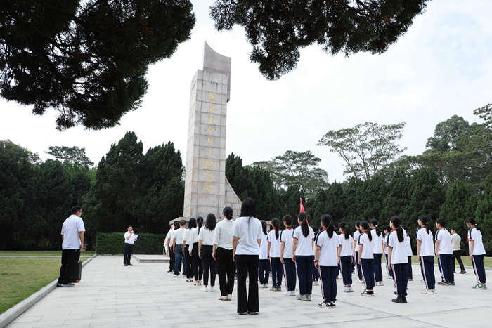 時間：2024年3月28日，主辦單位：惠東縣平山青云小學(xué)，地點：惠東縣南湖公園革命烈士紀念園，活動主題：舉行“緬懷英烈先賢，弘揚傳統(tǒng)文化”祭掃活動.jpg