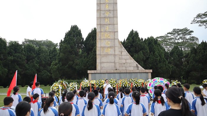 時間：2024年4月2日，主辦單位：惠東縣大嶺第四小學(xué)，地點：惠東縣南湖公園革命烈士紀念園，活動主題：開展“緬懷英烈祭忠魂，撫今追昔思奮進”掃墓活動.jpg